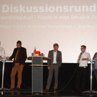 Eine rege Diskussion in der Erlenbach Kino Passage zum Asyl-Thema. (Von links nach rechts: Bernd Rützel, Jens-Marco Scherf, Werner Hillerich, Fabio Calo, Philipp Seibert)